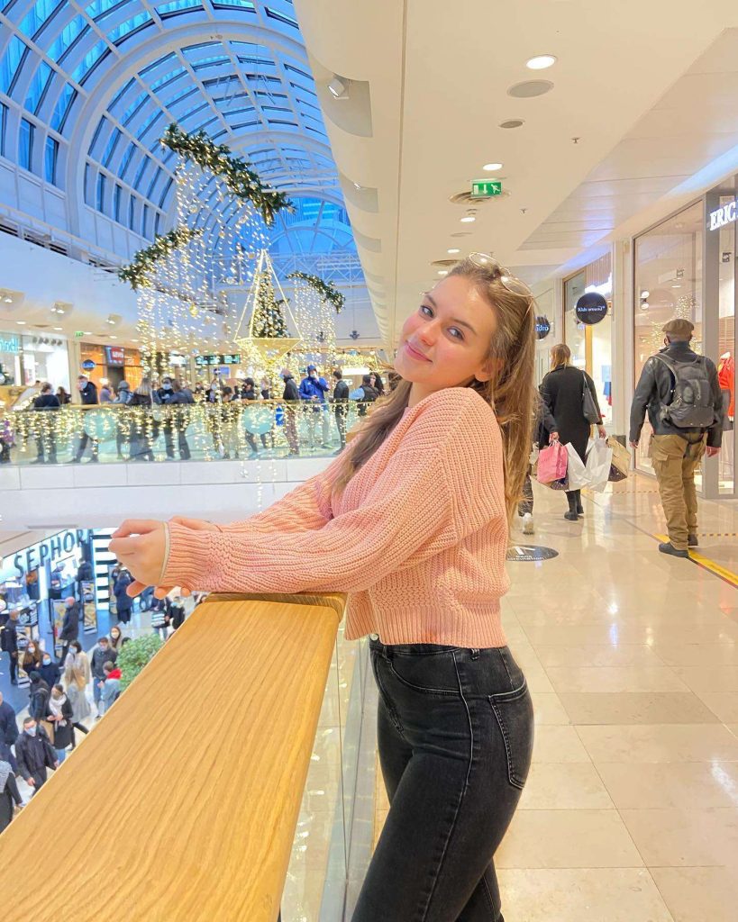 Shannah Lindh Fashion: Pink blouse, white jeans, floral accessories