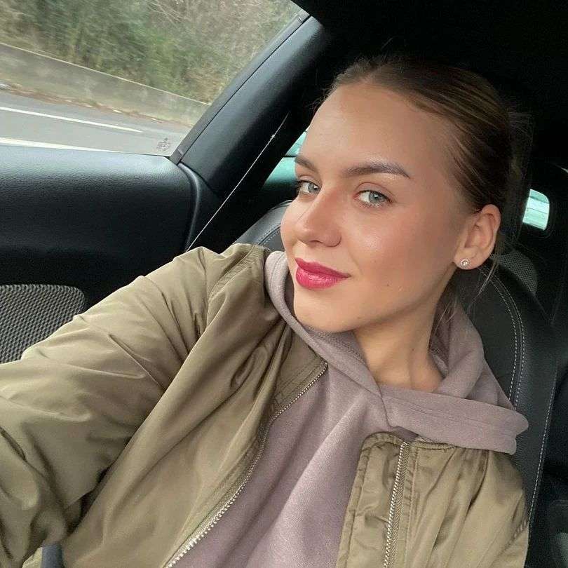 Shannah Lindh applying a hydrating face mask