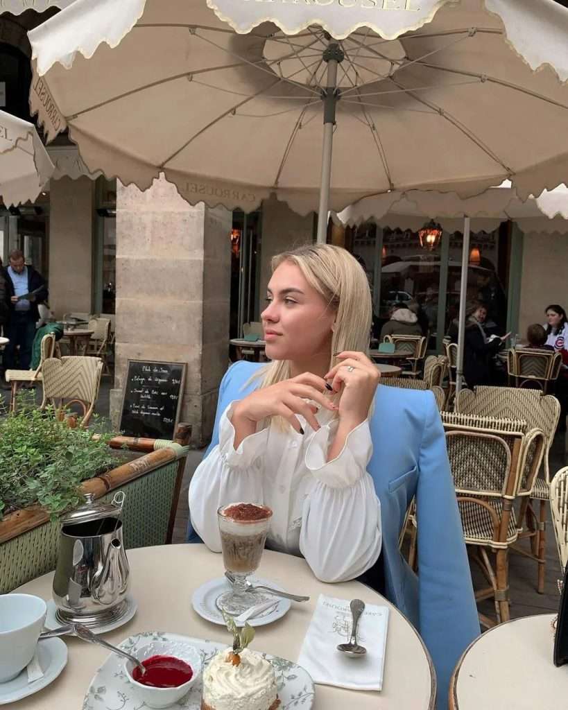 Shannah Lindh in a striking ensemble featuring a Bronx and Banco Britney Denim Blazer, Super Serum Skin Tint SPF 40, and ILIA Color Block Lipstick in Amberlight | Fashion Blogger