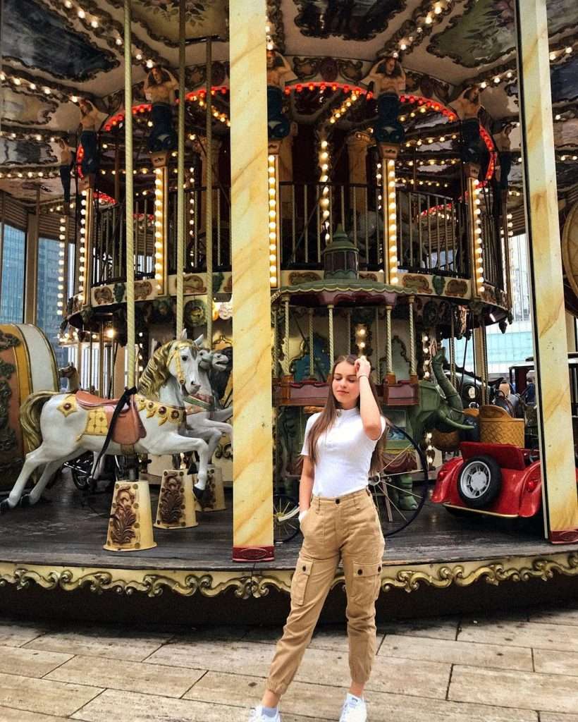 Shannah Lindh in a chic and comfortable outfit, ready for a theme park adventure